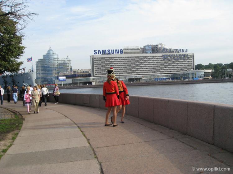 Девушки из клипа Destination Calabria