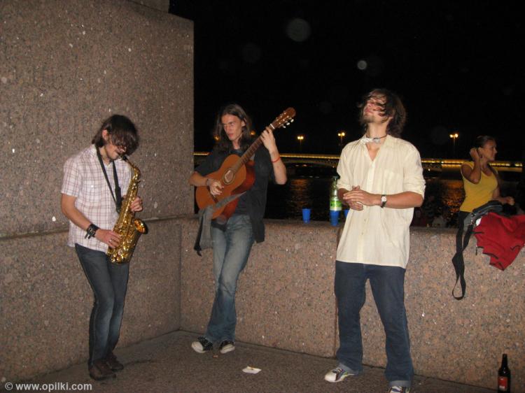 На улицах здесь джаз