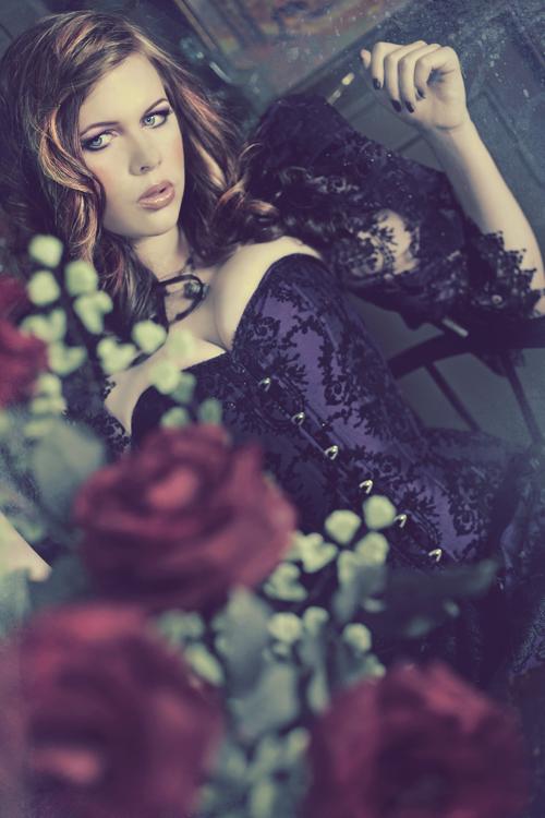 Девушка и розы