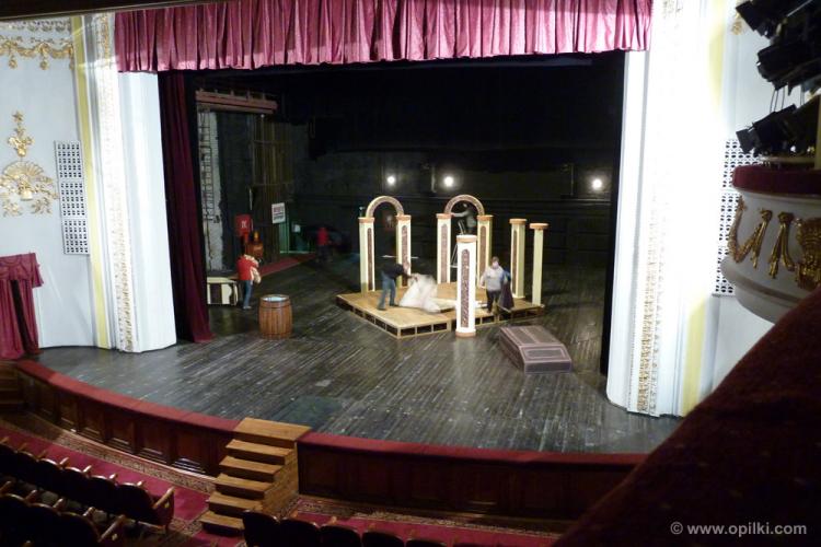 За кулисами